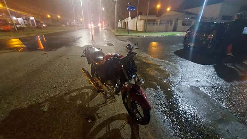 Un hombre que iba en moto está en terapia intensiva tras chocar contra