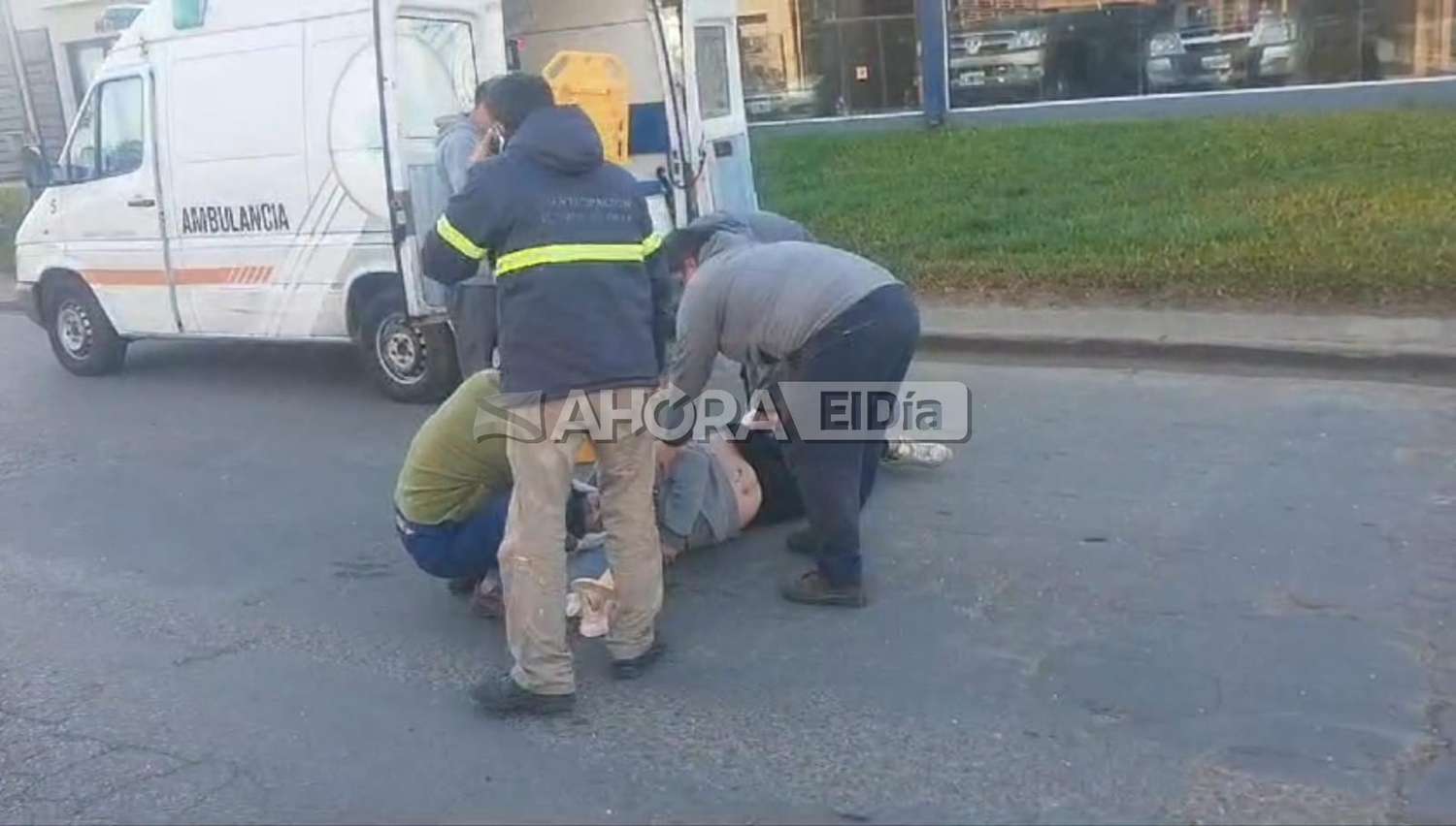 Fuerte accidente entre un auto y una moto en Gualeguaychú Mirá el