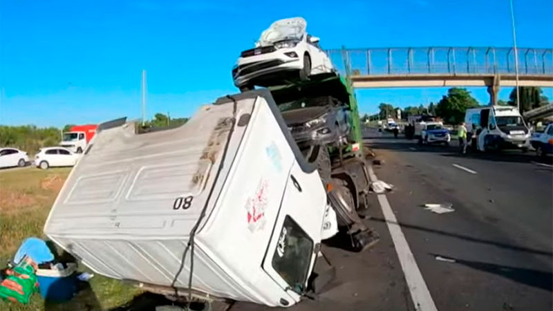 Trágico e impactante accidente en Campana choque derrumbe y al menos