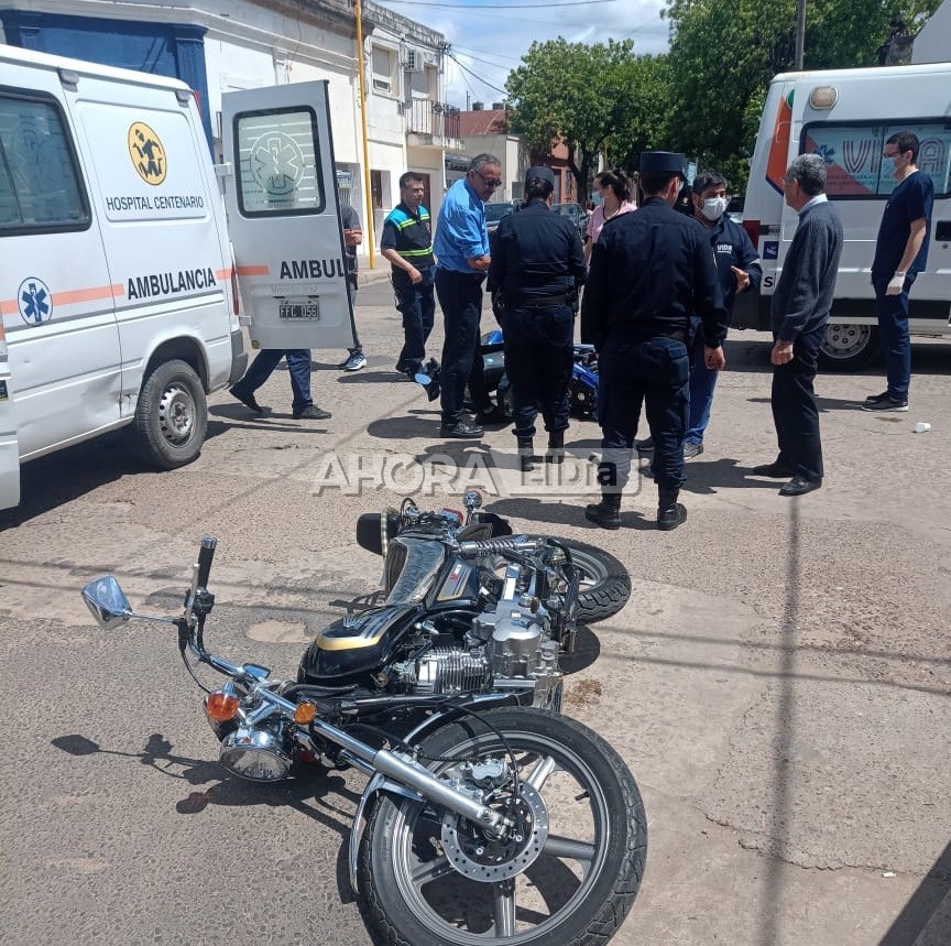 Violento choque entre dos motos en una esquina céntrica de la ciudad