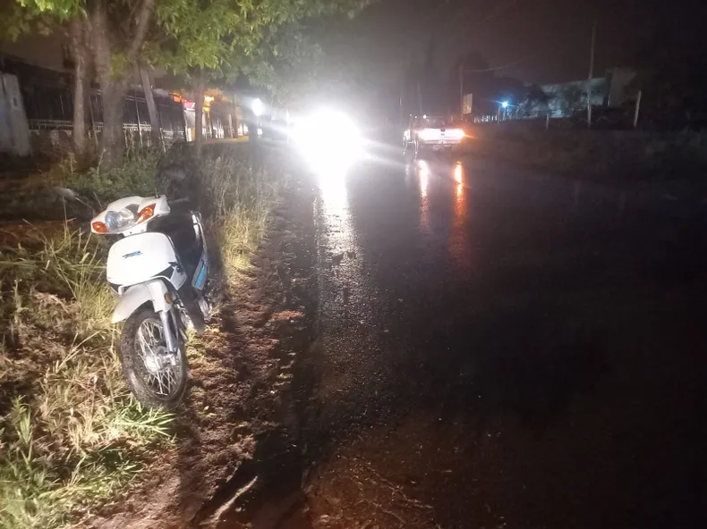 Iba en su moto totalmente borracho y se estampó contra una camioneta