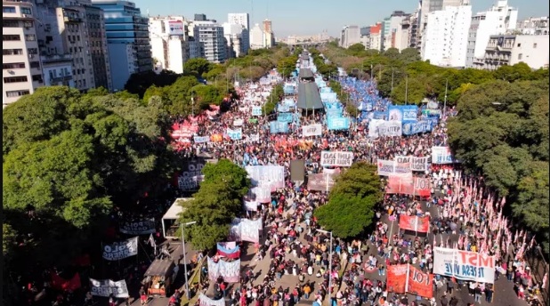 Tras Una Concentraci N Multitudinaria Los Piqueteros Comenzaron A