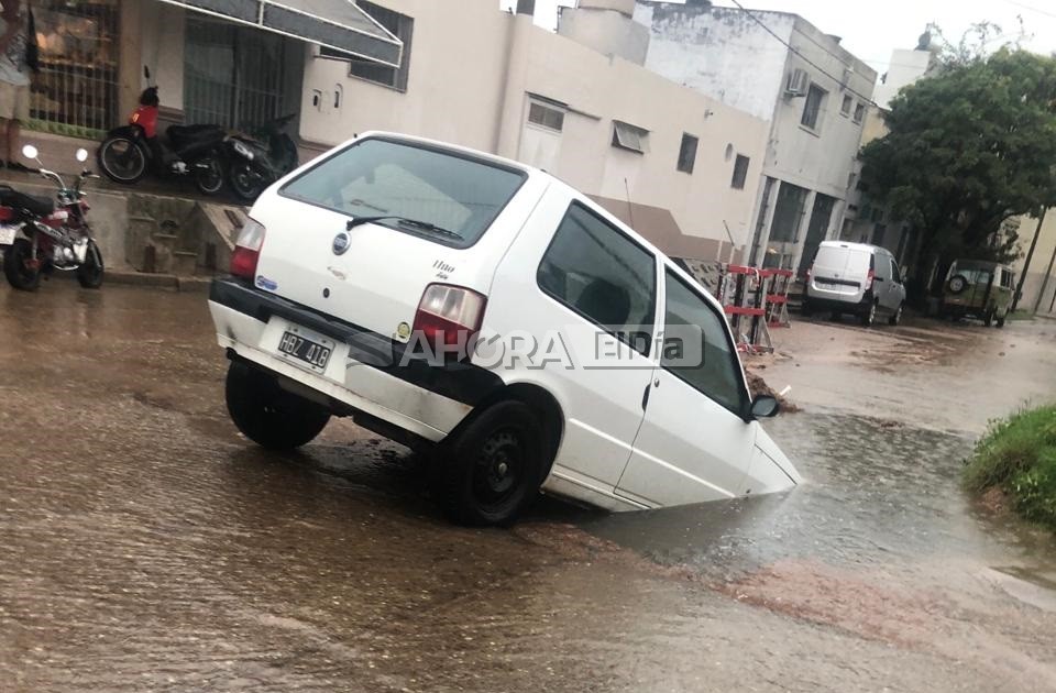 Un auto se hundió en la esquina de la cancha de la Liga El Día de