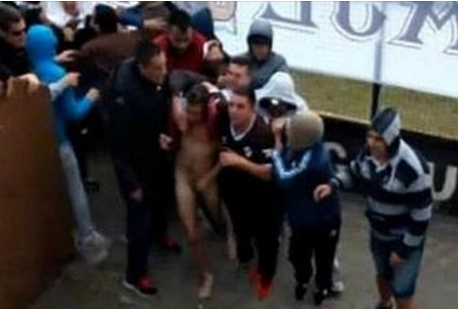Video: Golpearon y desnudaron a un hincha en pleno partido 