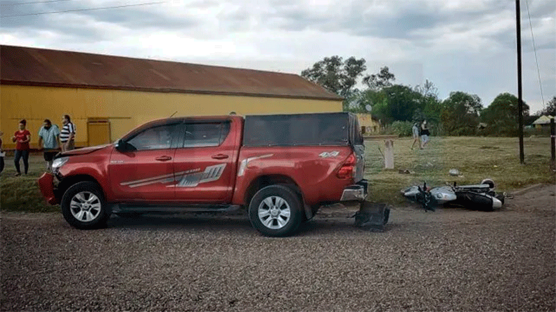 Una moto con 5 personas a bordo chocó contra una camioneta: murió una mujer