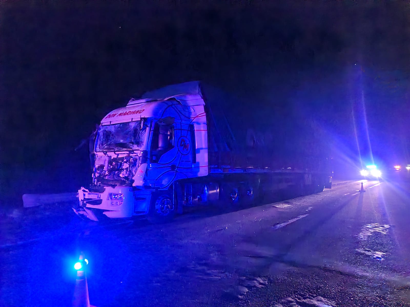 Chocaron dos camiones en la ruta 14 ambos conductores fueron trasladados al Centenario El Día Chocaron dos camiones en la ruta 14 ambos conductores fueron trasladados al Centenario El Día