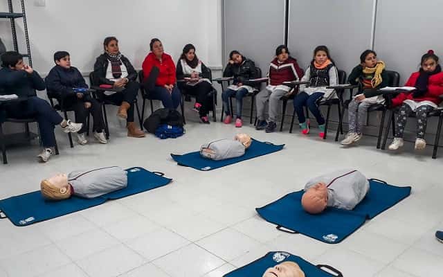 Alumnos primarios aprendieron RCP en el Hospital Centenario