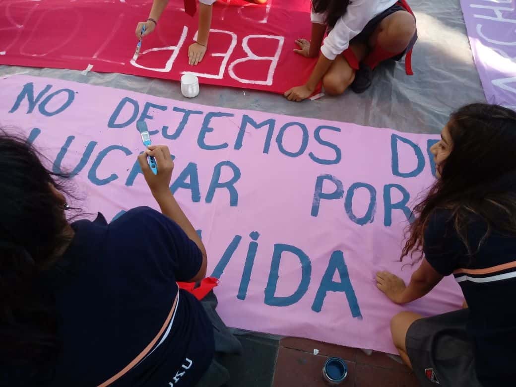 Estudiantes del Bértora hicieron pancartas para la Marcha al Puente