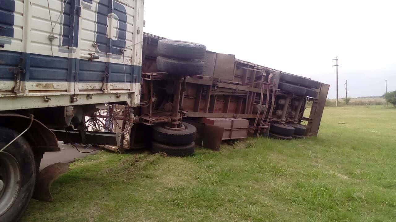 Terrible accidente entre Larroque y Carbó: un auto y un camión chocaron de frente
