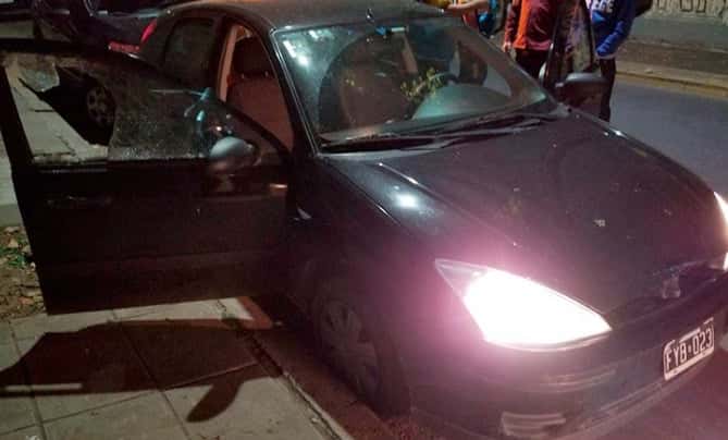 Vecino destruyó un auto para apagar una alarma que no dejaba de sonar