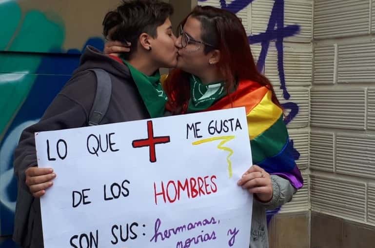 Jóvenes realizaron un “besazo” contra la homofobia frente a una escuela de Paraná