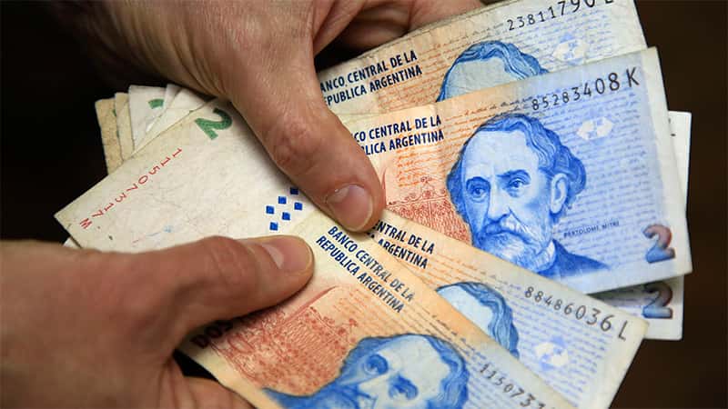 Multas de hasta $ 5 millones para comercios que rechacen billetes de 2 pesos