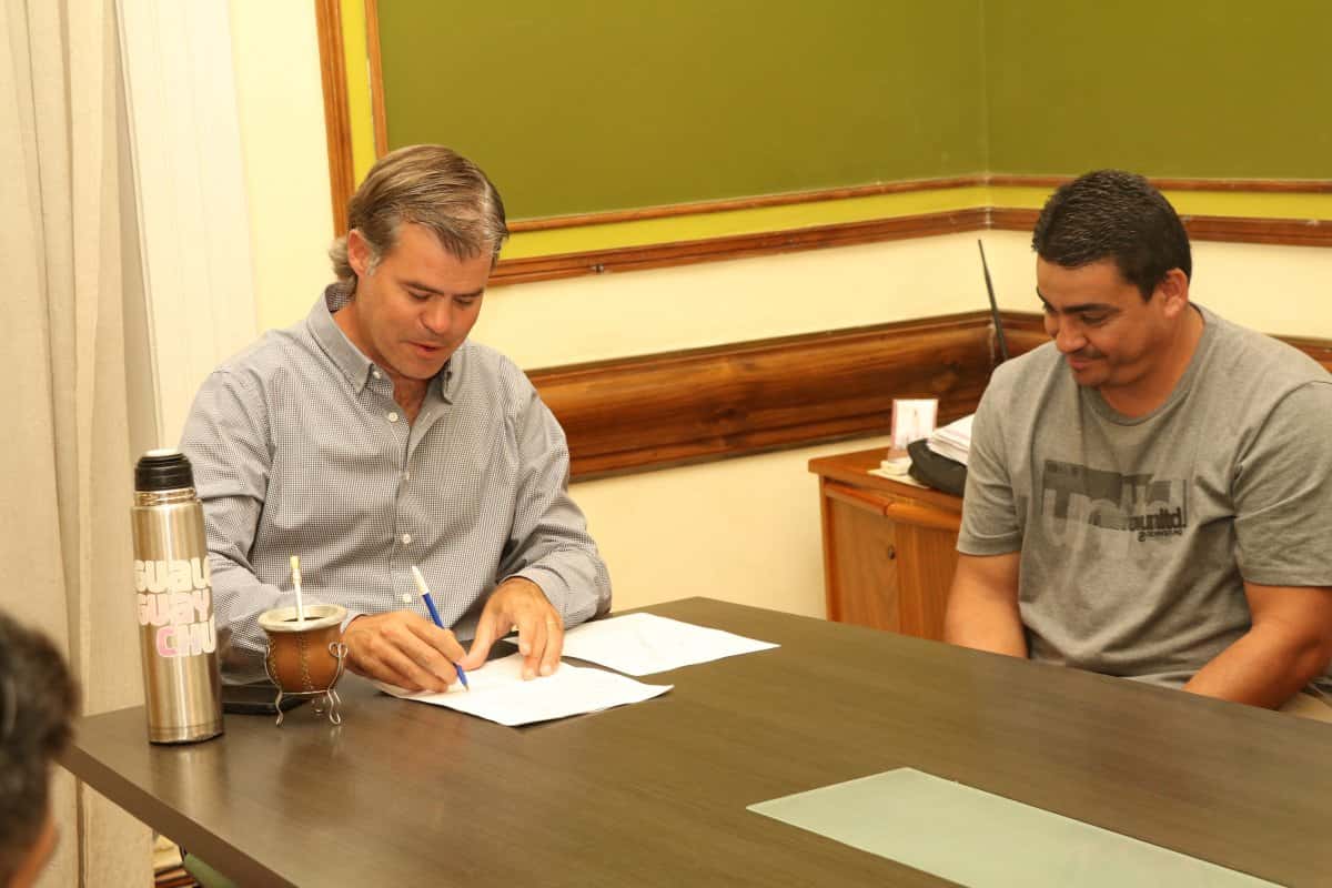 Piaggio firmó convenios para obras de cordón cuneta en dos barrios