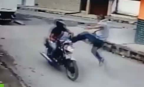 Video: Con una patada voladora derribó a un ladrón que huía en moto
