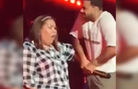 Video: Romeo Santos hizo que una fanática tocara sus genitales en un show