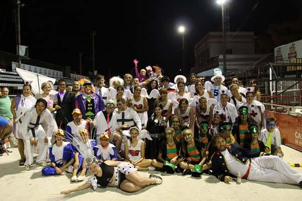 Vieja Fantasía, el conjunto carnavalesco que se divierte ayudando