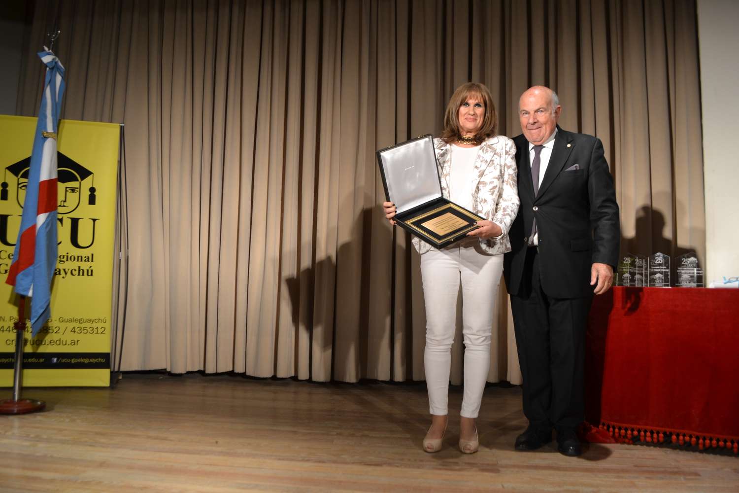 Estela Miño fue homenajeada por sus 27 años de trabajo para la educación