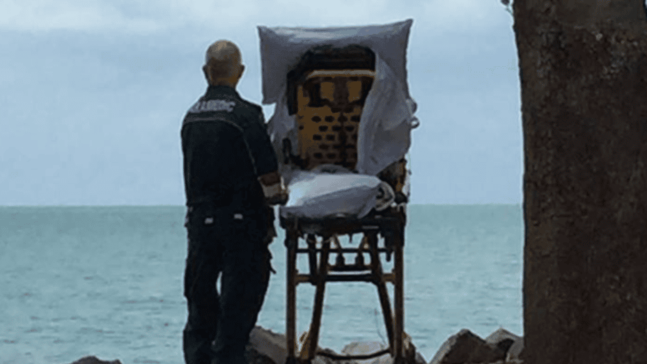 Foto conmovedora: la enfermera que quiso ver el mar por última vez