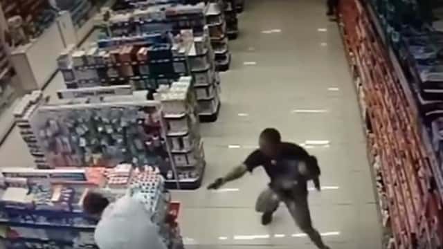 Video: con su hijo en brazos, un policía de civil mató a dos ladrones