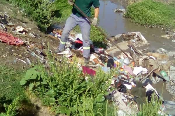 Limpian parte del Arroyo Gaitán: recolectaron 80 bolsas de basura