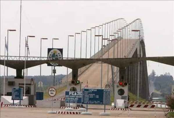 Aumentarán los peajes en los puentes y costará más caro viajar al Uruguay