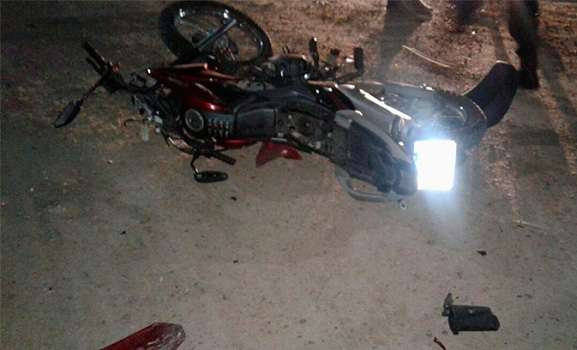 Dos niños iban en moto, chocaron y uno se encuentra grave 