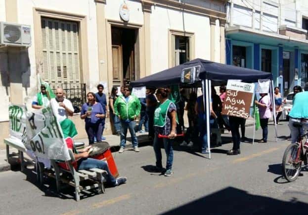 Trabajadores de Salud instalaron una carpa en plena calle en Paraná