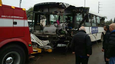 Choque entre un tren y un colectivo: murieron el chofer y una pasajera