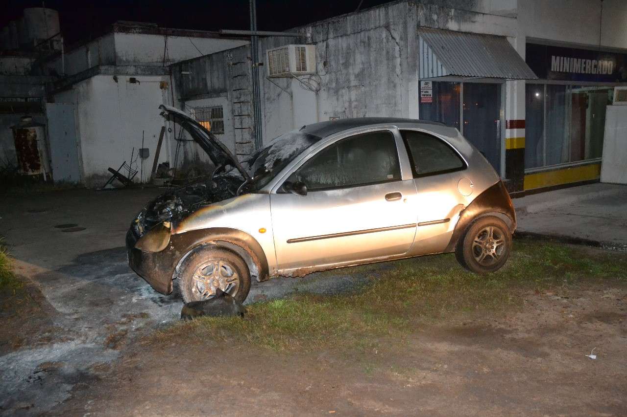 Un auto se incendió en una estación de servicio de Urquiza