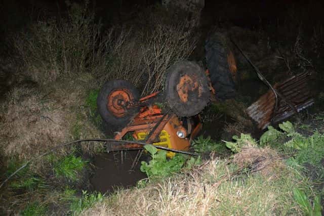 Un hombre volcó con su tractor y murió en Colonia El Potrero