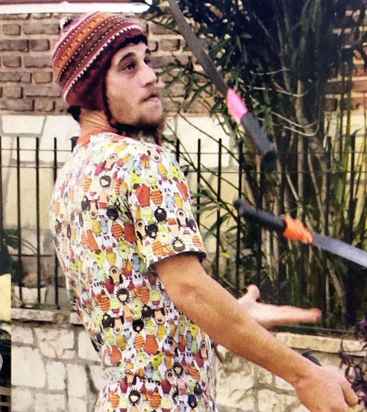 El hijo de Julián Weich es hippie y hace malabares en una esquina de Buenos Aires