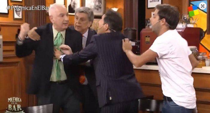 Piñas van, piñas vienen: la violenta apertura de “Polémica en el bar”
