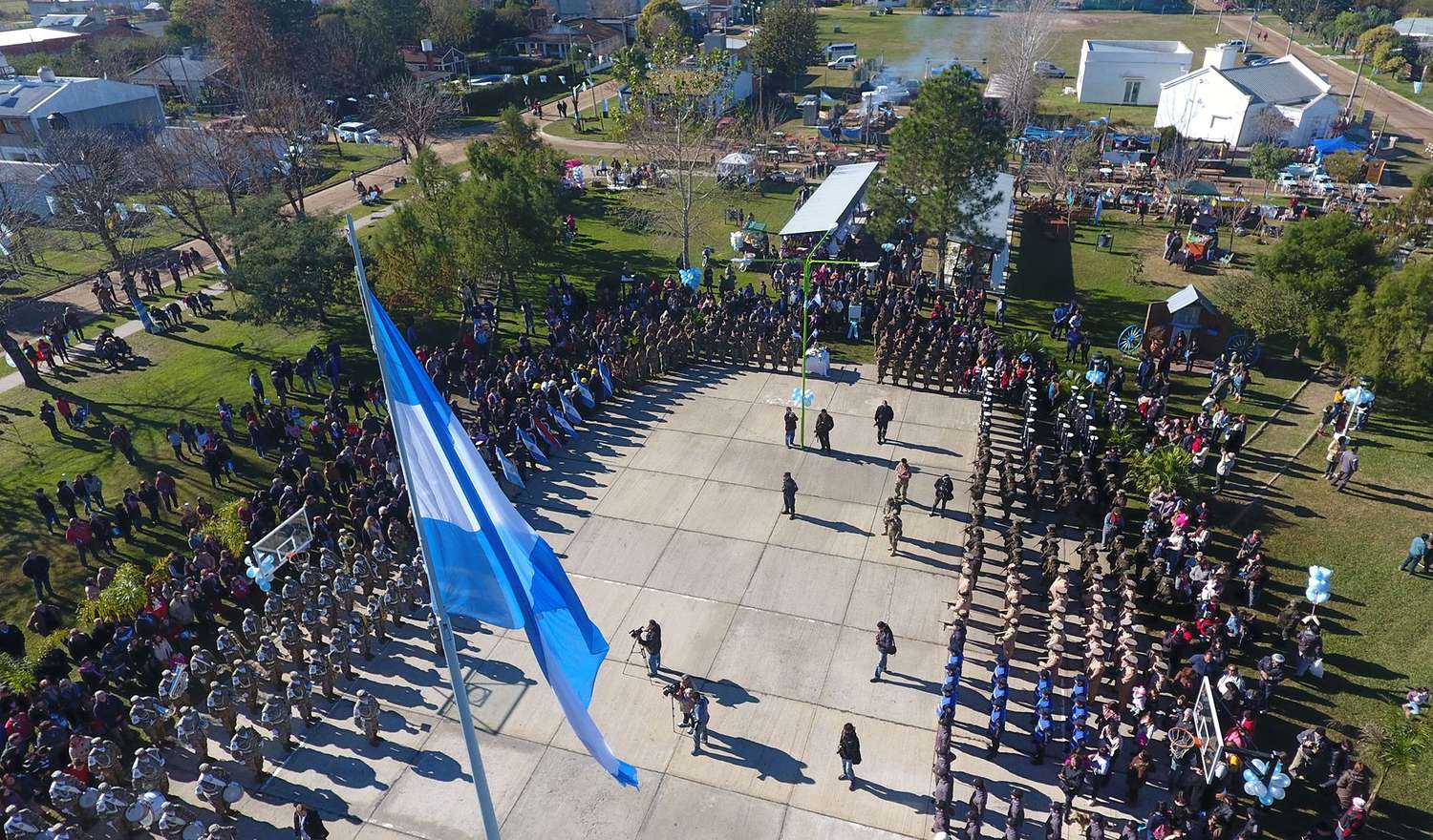 Soldados, tanques, veteranos de guerra y alumnos desfilaron en Pueblo Belgrano