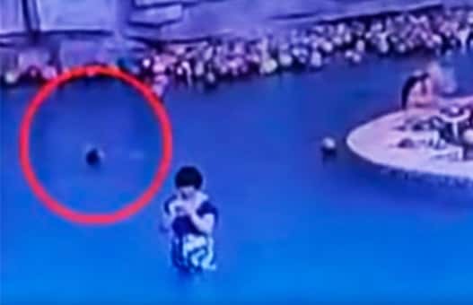 Video: un niño se ahogó mientras la madre estaba distraída con su celular