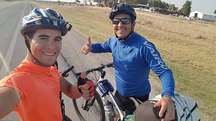 Padre e hijo pedalean desde Gualeguaychú hasta Ushuaia  