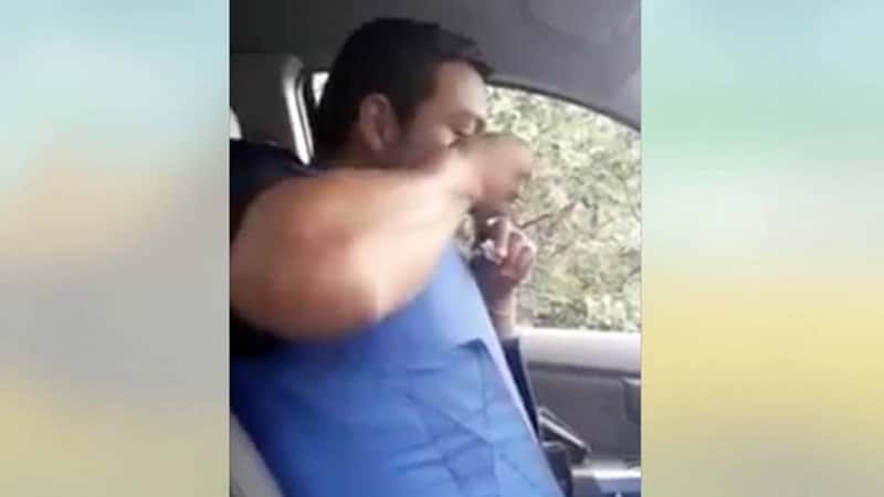 Escandaloso video: Filman a policía consumiendo cocaína en el patrullero