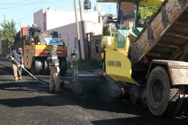 Obras Públicas avanza en el asfaltado de calles