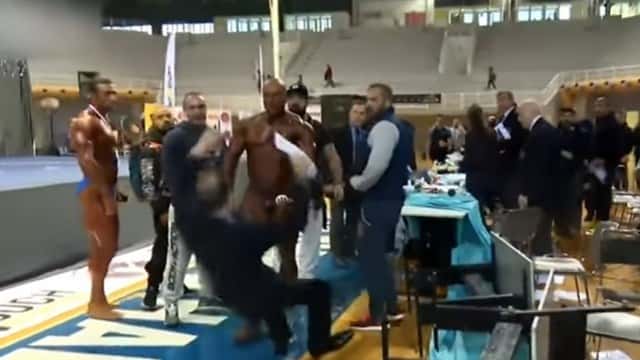 Video: físicoculturista se enojó al perder un torneo y noqueó a un juez