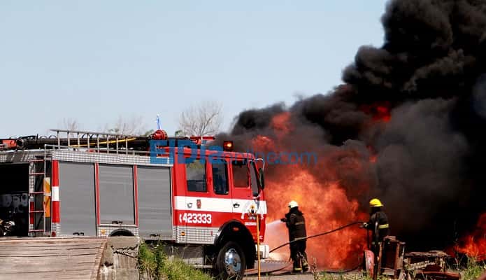 Impactante incendio frente al Parque Industrial: mirá el video aquí