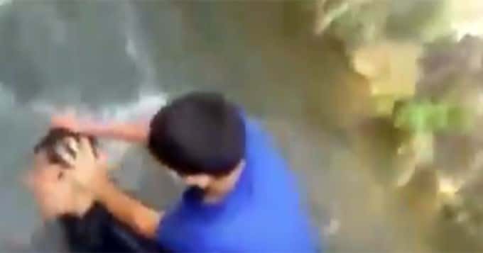 Escalofriante: Un chico intentó ahogar a otro en una pelea