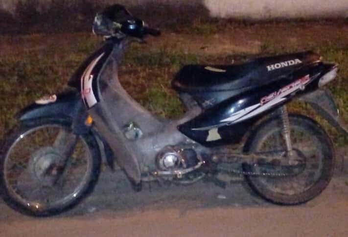 Dos menores de 16 y 17 años robaron una moto y fueron detenidos
