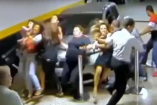 Video: una mujer atropelló y mató a un grupo de fieles