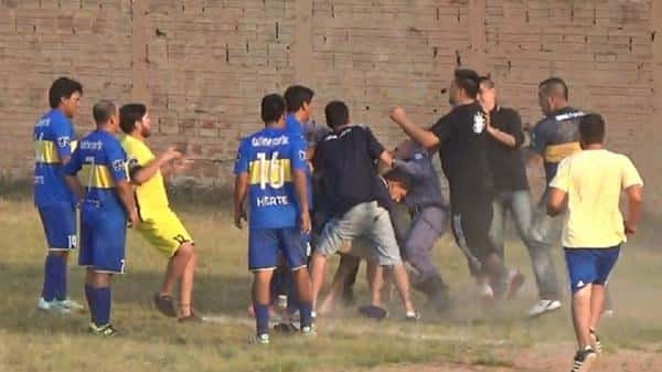 Video: salvaje agresión al árbitro y a un policía en Formosa