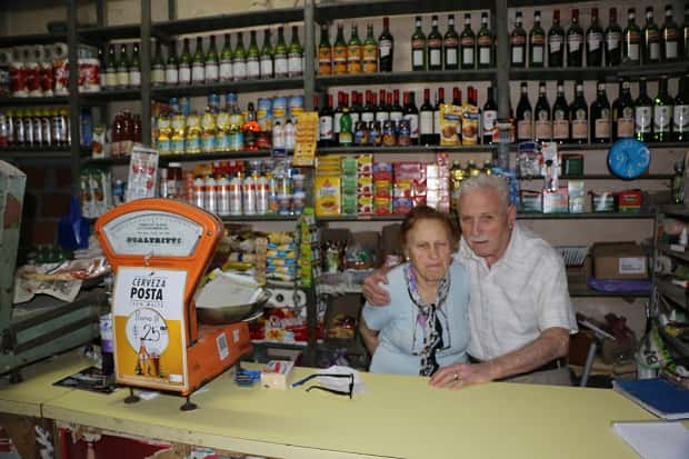 Enrique y Amalia: 61 años detrás del mostrador