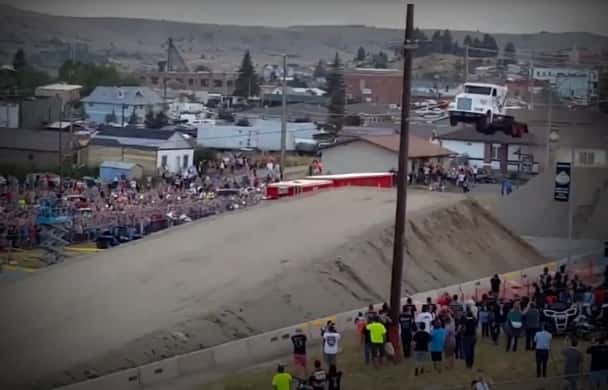 VIDEO: Récord mundial en salto con camión