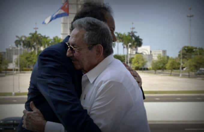 El abrazo entre Scioli y Raúl Castro 