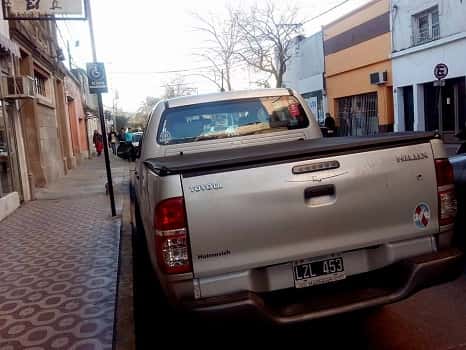 #PeriodistaPorElDía: Camioneta estacionada en lugar para discapacitados 