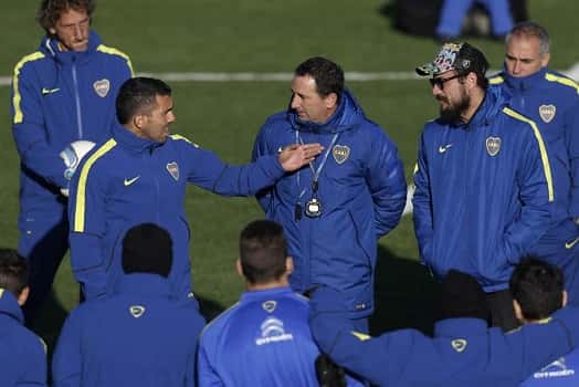 Con la visita de Osvaldo, Tevez realizó su primer entrenamiento en Boca