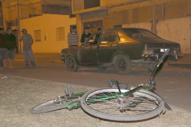 Un automóvil embistió a un ciclista que circulaba a contramano  
