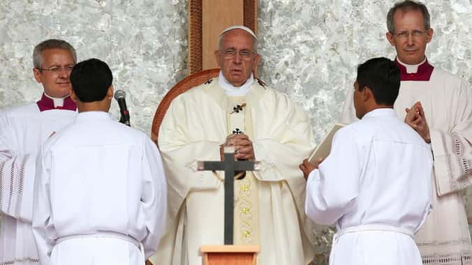El papa criticó a las "castas  de diferentes" dentro de la Iglesia